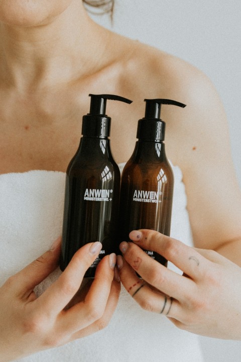 Rose-Raspberry - moisturising shampoo Anwen + Ministerstwo.