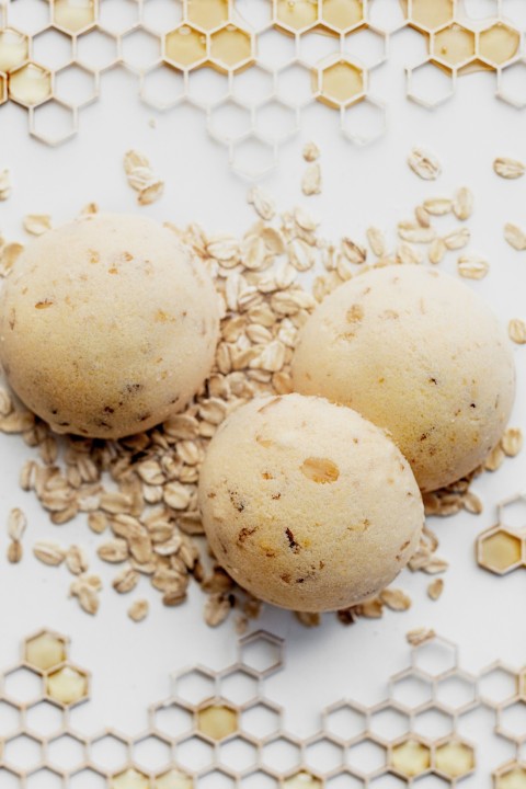 Milk-Honey-Oat - bath bomb